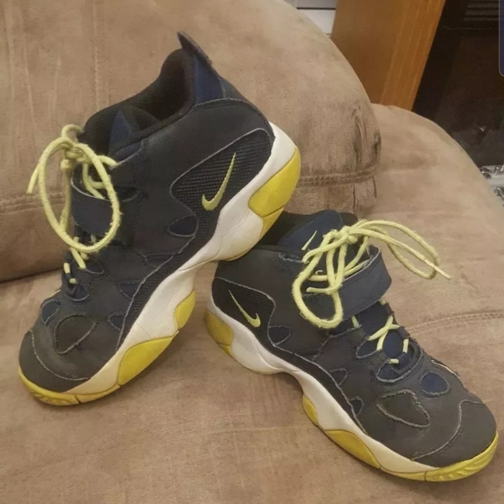 Nike shoes. Color Green and navy blue size 3Y.